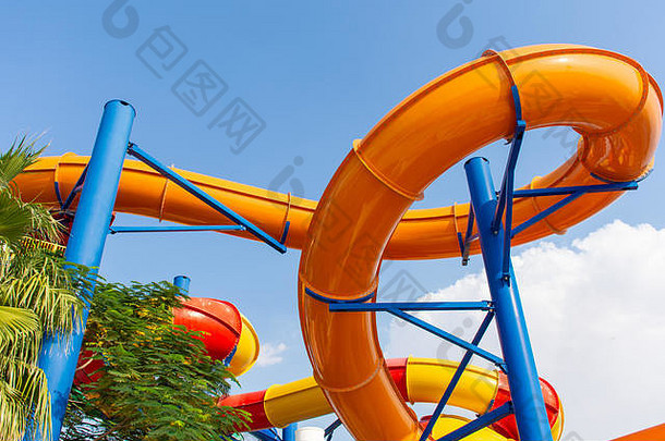 色彩斑斓的水公园扭曲的水幻灯片娱乐度假胜地奢侈品孩子们家庭假期温暖的阳光明媚的热带一天