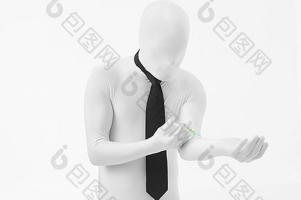 不知名的男人。穿着白色黑色的领带注入药物手臂孤立的白色背景