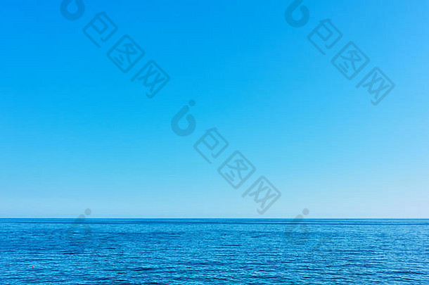海的地平线和晴朗的天蓝色背景，为你自己的文字留出了很大的空间