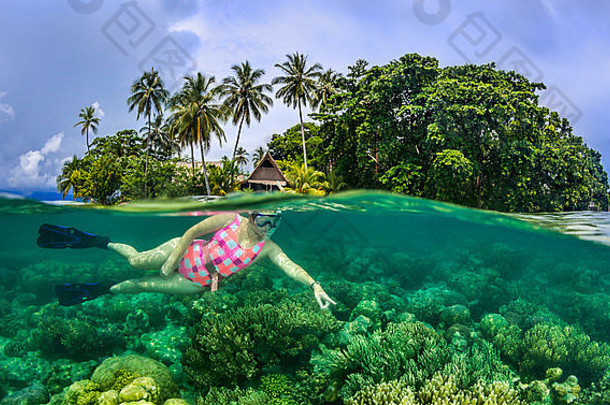 女潜水员探索珊瑚礁热带岛
