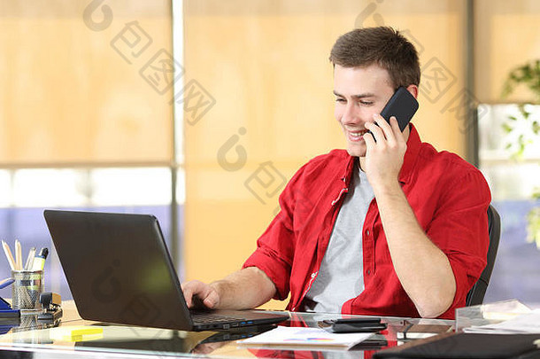 自由职业者工作行调用移动电话坐着桌面办公室