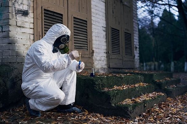 科学家穿着防护服、防毒面具和手套。工人使用玻璃瓶和本地样品制作专业知识，复印空间