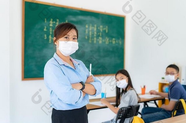 亚洲女人老师穿面具防止爆发科维德教室学生回来学校重开学校正常的