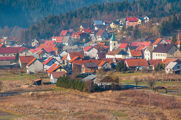 克罗地亚戈尔斯基科塔洛克维镇美丽的乡村景观，在冬天，尽收眼底
