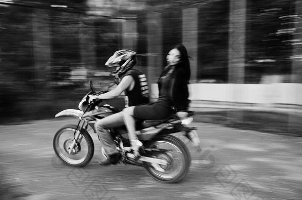 女人衣服皮革夹克骑摩托车男人。黑色的白色照片