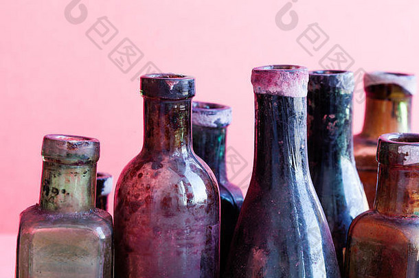 复古的设计瓶宏视图色彩斑斓的脏玻璃flacon集粉红色的背景浅深度场