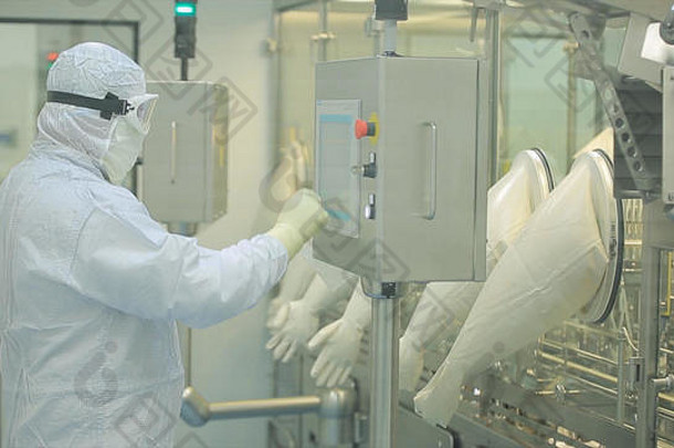 制药生产行工人工作机器人手臂提升安瓿包装行制药工厂制药行业安瓿包装机