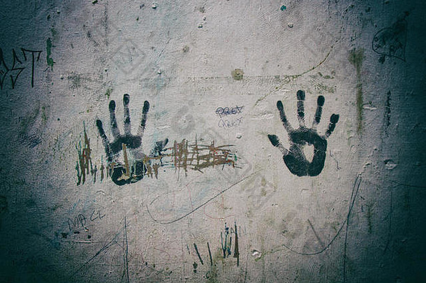 在破旧的墙上留下左右手的印记。
