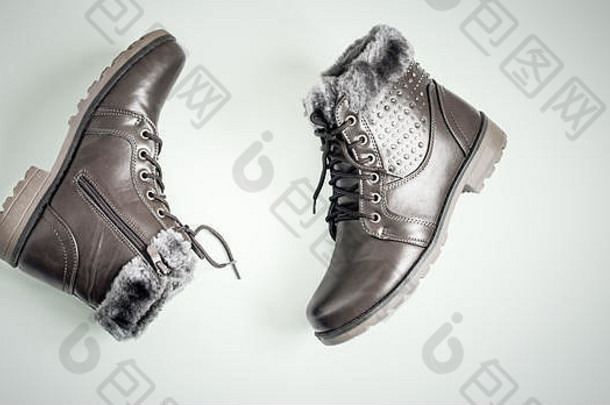舒适的冬季靴子，鞋带和拉链闭合。
