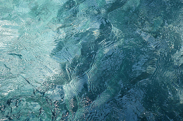 蓝色的水背景清晰、纯净、透明，带有波浪