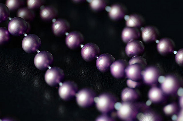 长串珠项链紫色，深色背景特写