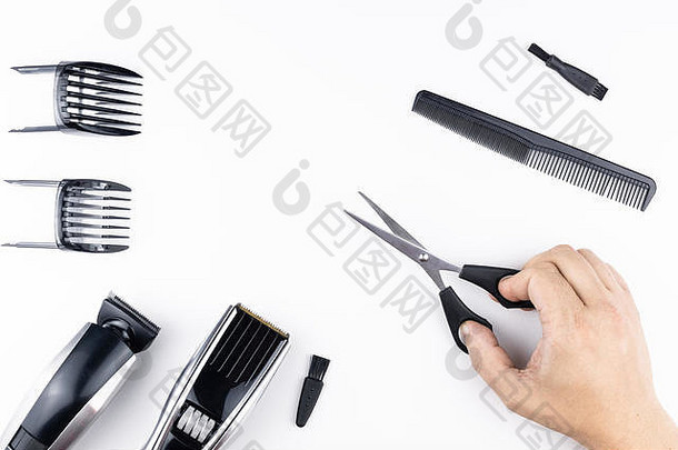 理发机。桌子上有剪刀和梳子。理发店理发器在桌子上。发型剪头发。