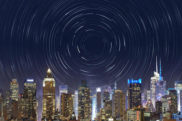 纽约市，曼哈顿中城，从外面到明亮的时代广场的视野，在夜空中有星光轨迹效果，时间概念，bou