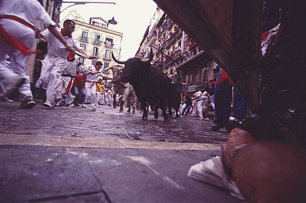 西班牙潘普洛纳纳瓦拉圣佛明节期间的公牛赛跑者
