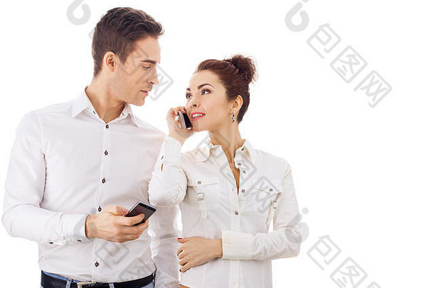 年轻的夫妇会说话的移动电话
