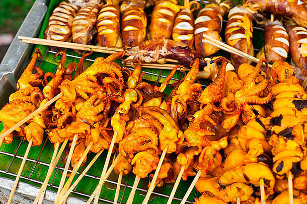 市场上的传统泰国菜。烤<strong>海鲜</strong>条。鱿鱼、章鱼和墨鱼