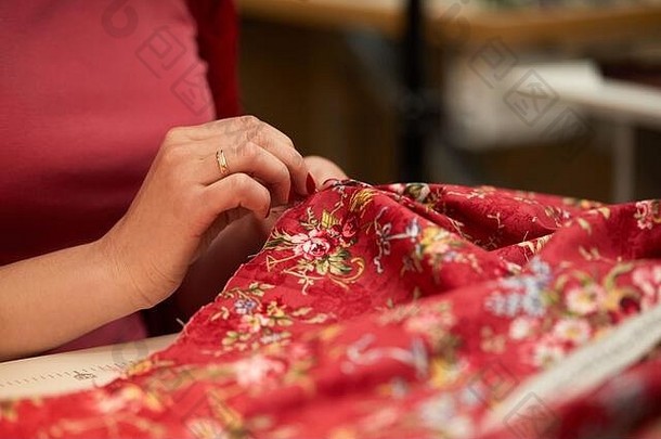 裁缝女人缝纫红色的衣服裁缝工作裁缝商店