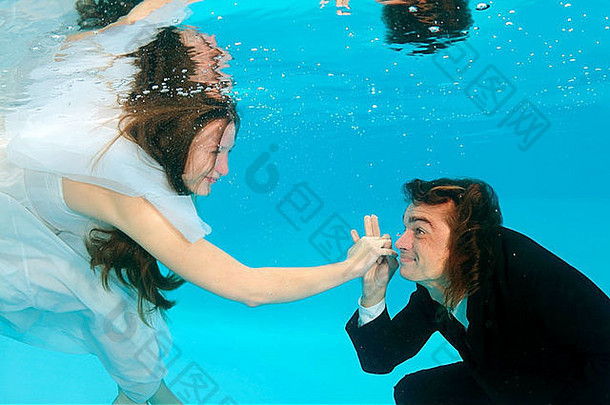 泳池水下婚礼