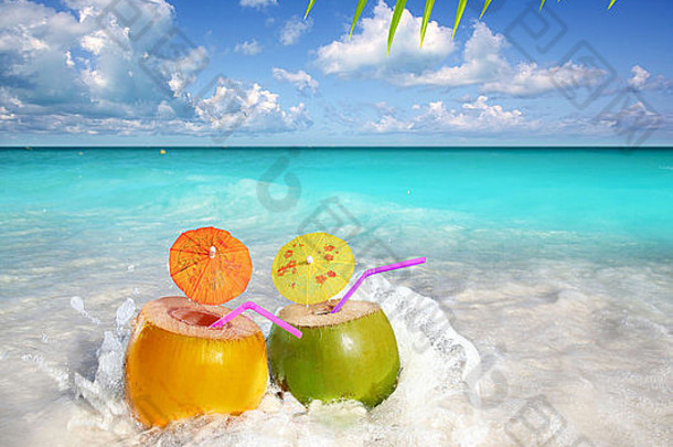 椰子鸡尾酒汁热带海滩水飞溅绿松石加勒比