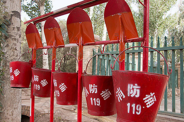 红色的火桶和铁锹，上面写着汉字