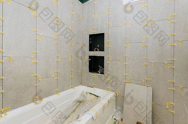 铺设瓷砖浴室建设地板上墙陶瓷瓷砖安装未完成的公寓