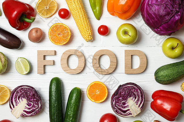 单词Food由木质字母组成，蔬菜和<strong>水果</strong>以木质为背景，俯视图