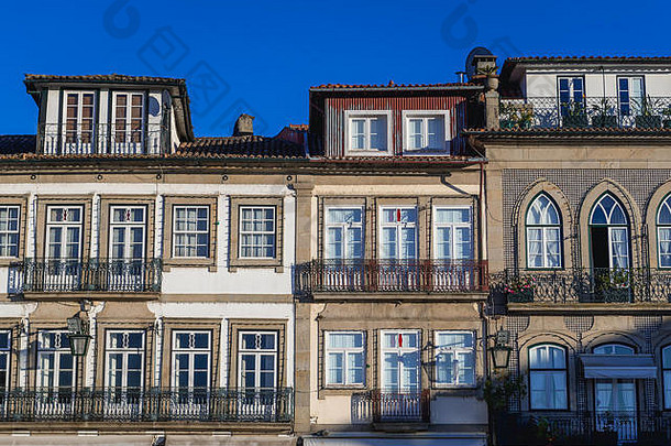 葡萄牙北部地区维亚纳卡斯特罗区的一部分，利马桥市卡莫斯广场上的<strong>房屋</strong>
