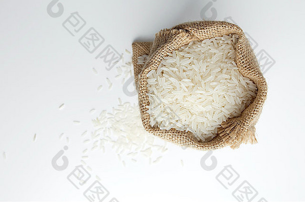 用粗麻袋将大米隔离在白色表面