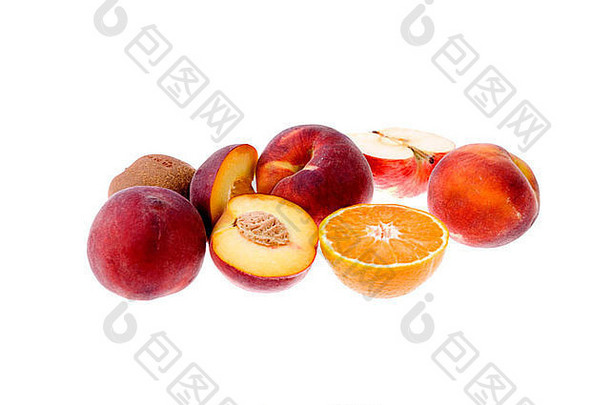 一些<strong>桃</strong>子和一个橘子被隔离在白色背景上