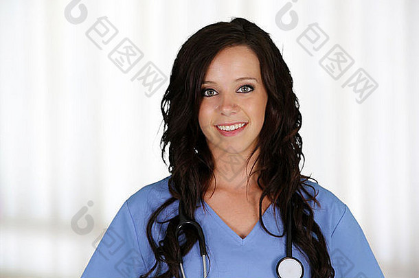 年轻的女护士工作医院