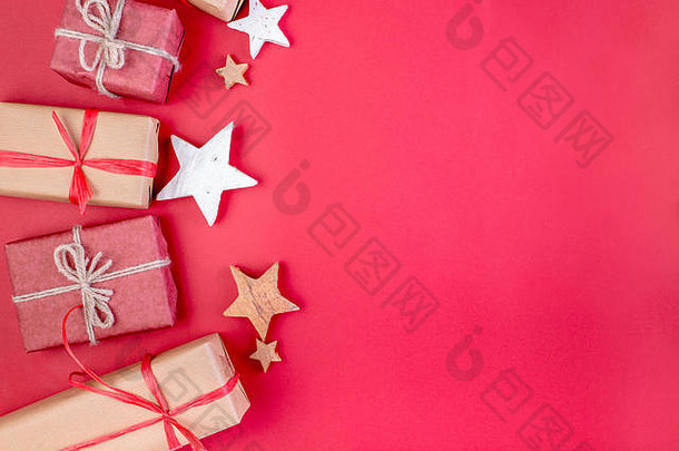 圣诞节作文圣诞节红色的装饰星星礼物盒子红色的背景平躺前视图空间文本