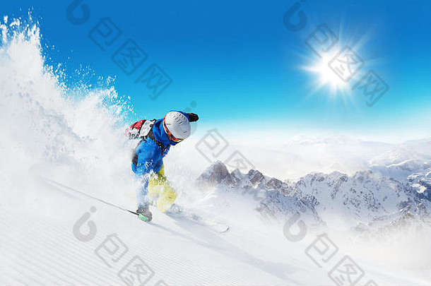 滑雪者在美丽的阿尔卑斯山风景中滑雪者在滑雪道上跑下山。背景是蓝天。文本的可用空间