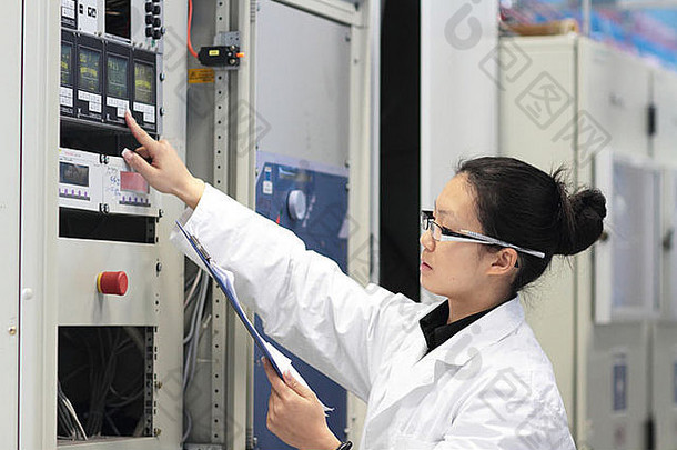 亚洲年轻的女人工作科学家技术实验室