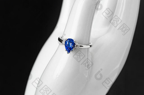 展出一枚亮蓝色蓝宝石泪珠和钻石14克拉白金戒指