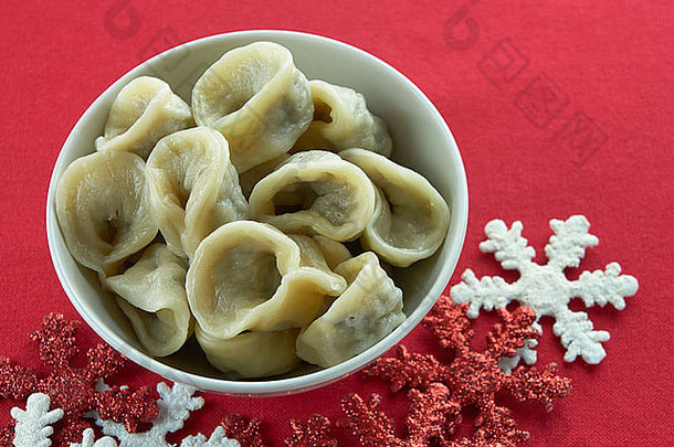 波兰传统蘑菇饺子。通常在圣诞前夜晚餐/晚餐期间与红罗宋汤（czerwony barszcz）一起食用。