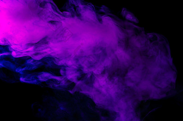 黑色背景上的紫色水烟。使用凝胶过滤器拍摄。不健康的概念。