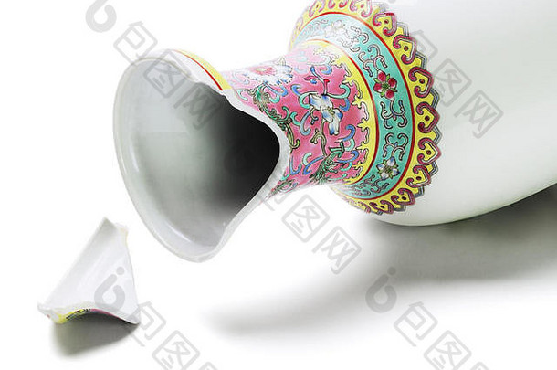 白色背景上破碎的中国陶瓷花瓶