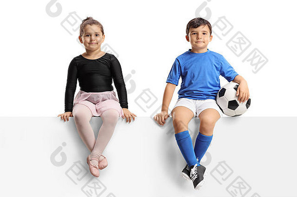 一个小芭蕾舞演员和一个小足球运动员坐在白色背景上的一块嵌板上