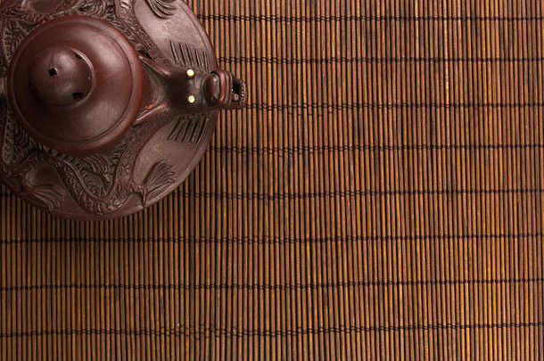 宜兴红土茶壶，传统装饰于竹席上