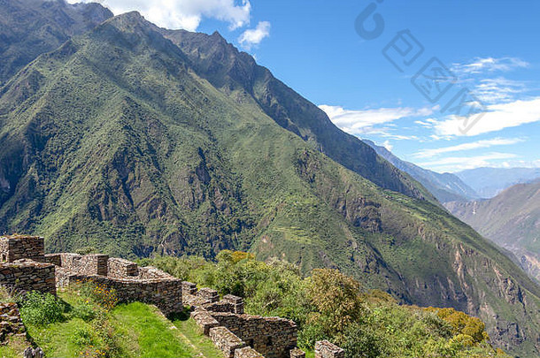 Choquequirao考古综合体遗址位于秘鲁南部的印加遗址，在结构和建筑上与马丘比丘相似，俯瞰着阿普里麦克河