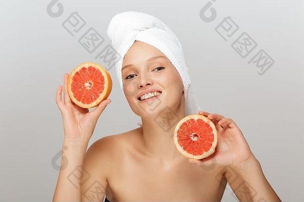 肖像年轻的快乐的女人化妆白色毛巾头持有半葡萄柚手幸福的相机灰色的