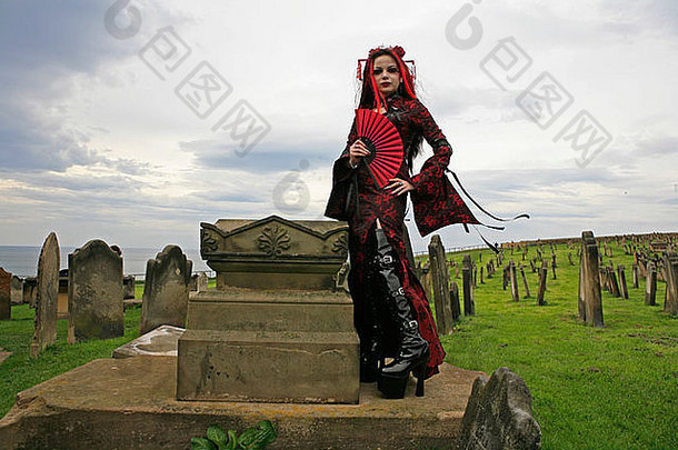 惠特比哥特节。一个哥特女孩停在墓地里。来自欧洲各地的数千哥特人聚集在一起参加哥特节