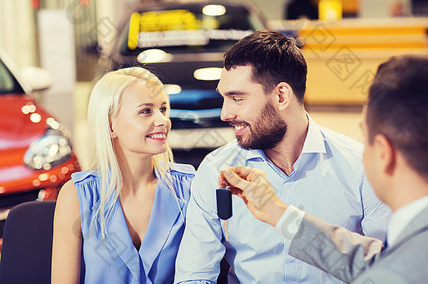 在车展或沙龙与汽车经销商的幸福夫妻