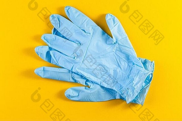 一对蓝色的乳胶保护手套孤立的黄色的背景蓝色的外科手术手套概念医学健康护理