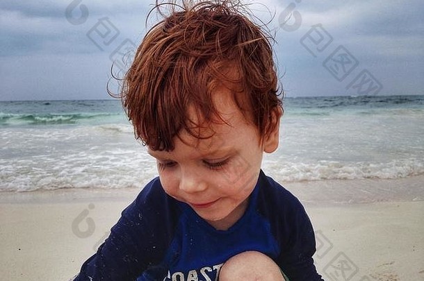 海滩上的小男孩。