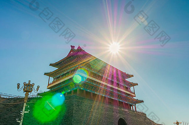 中国北京正阳门门楼上方的中午太阳