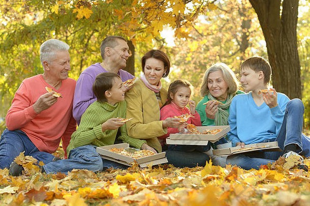幸福的一家人一起吃比萨饼