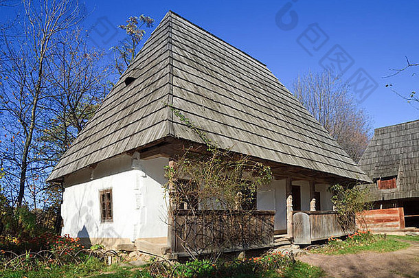乌克兰历史悠久的乡村农庄，木瓦屋顶。