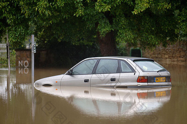 车辆卡住了洪水图克斯伯里车公园洪水格洛斯特郡7月