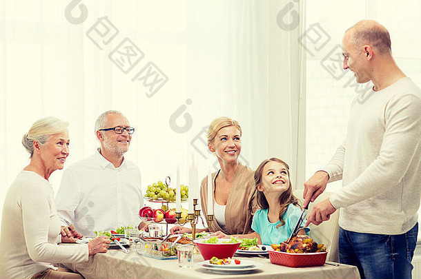 微笑的一家人在家吃节日晚餐